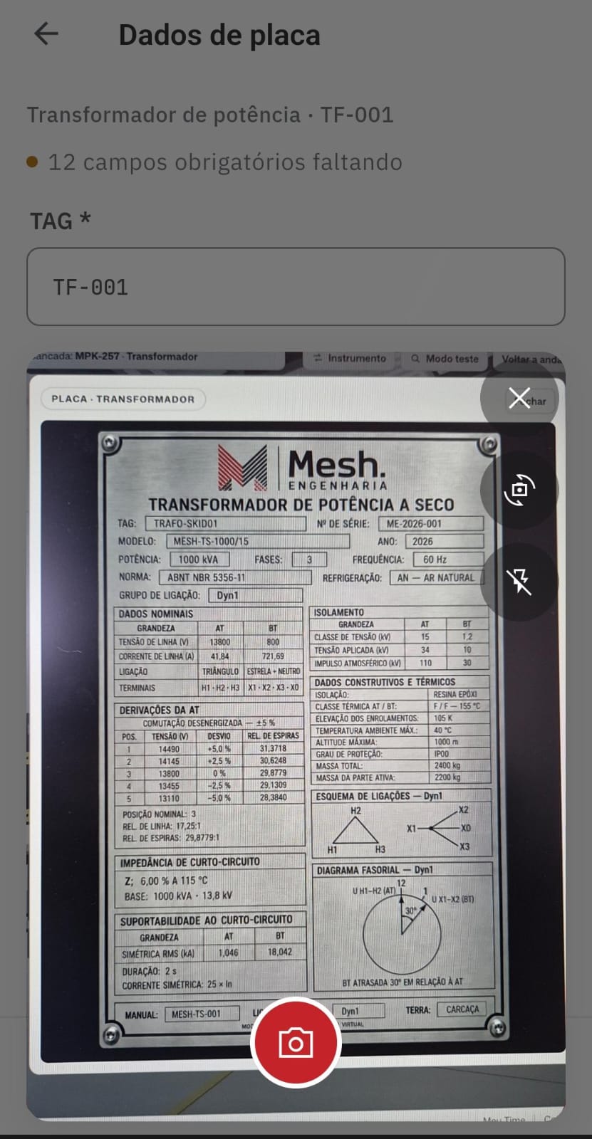 Ensaia no Android fotografando a placa de um transformador para preencher o cadastro